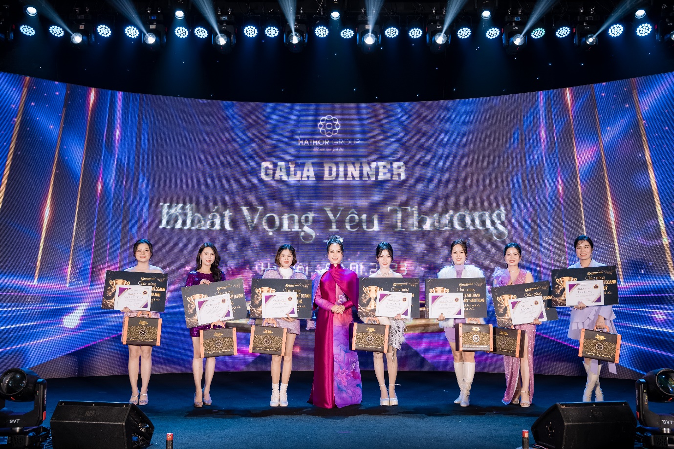 &nbsp;Chủ tịch Nguyễn Thị Ánh trao giấy chứng nhận và quà cho quý đối tác là PGĐKD và GĐKD