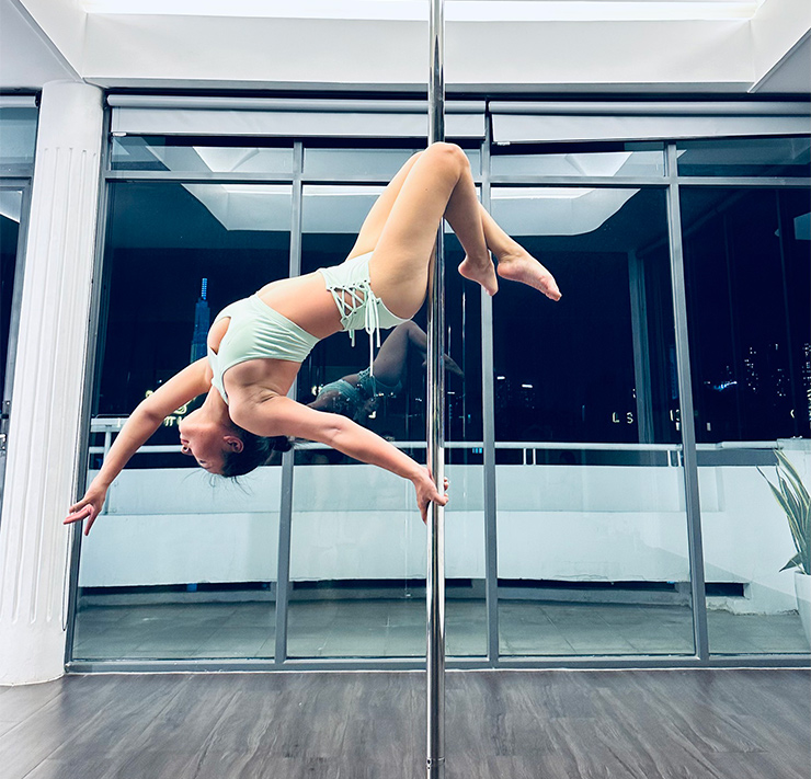 Thiên Phúc tập cả múa cột lẫn ép dẻo trong Tết