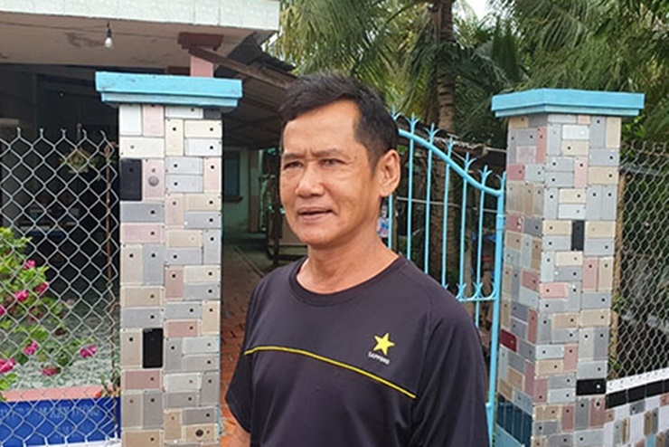 Số vỏ điện thoại dùng ốp tường là 2000 chiếc. Công trình hoàn thành trong 1 tháng.
