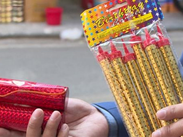 Tin tức trong ngày - Công an TP Hà Nội chỉ dẫn phân biệt pháo hoa và pháo hoa nổ