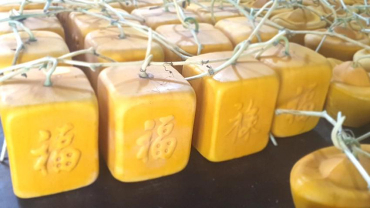 Ngoài hình dạng đặc biệt trên dưa còn được tạo chữ nổi Phúc - Lộc