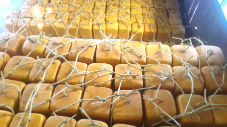 Điều đặc biệt, khuôn gỗ tạo hình do ông Cưng tự sáng chế.