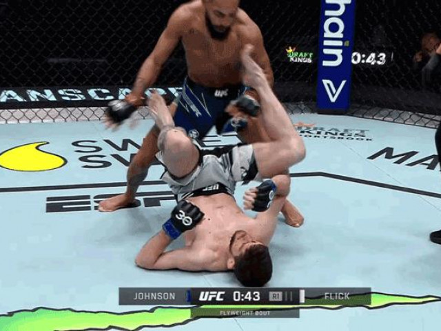 Thể thao - Võ sĩ Mỹ tung liên hoàn đấm và đòn chỏ hạ gục đối thủ