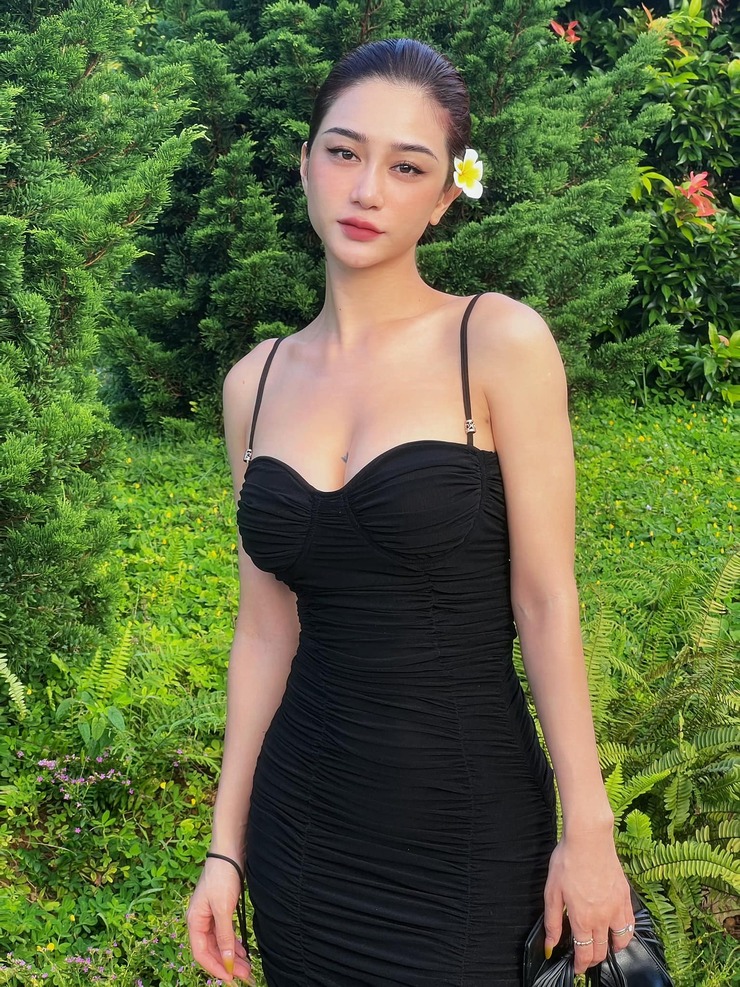 Trần Ngọc Bích sinh năm 1994. Cô gái đến từ Quảng Ninh từng tham gia thi nhan sắc và người mẫu. 
