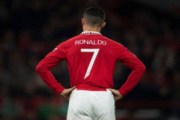 Bóng đá - Huyền thoại MU Cantona chê Ronaldo ảo tưởng, "nghiện" gym không thể cứu sự nghiệp