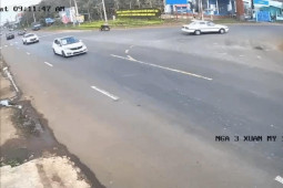 Ô tô - Clip: Tài xế rẽ không quan sát gặp ô tô phóng như bay và cái kết