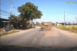 Ô tô - Clip: Kinh hoàng rơ móc bị tuột khi đang di chuyển tốc độ cao trên đường