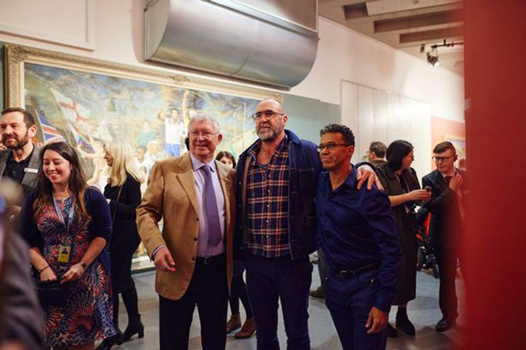 Sir Alex Ferguson, Eric Cantona và họa sĩ Michael Browne trong ngày mở cửa triển lãm