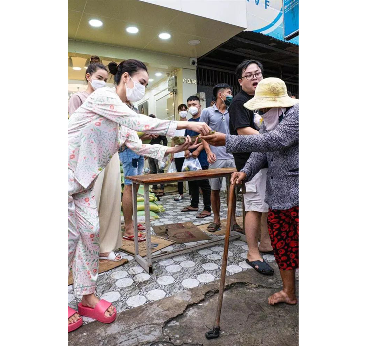 Tuy vậy, không ít lần nữ diễn viên bị chê với trang phục đồ ngủ vì mặc không đúng hoàn cảnh.
