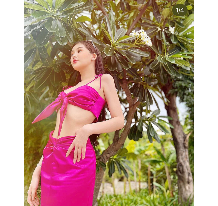 Khi đi biển, cô cũng diện bikini, váy lụa&nbsp;cut-out, tôn hình thể tối đa.
