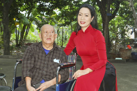 Mạc Can ngồi xe lăn cùng Trịnh Kim Chi trao quà Tết cho các nghệ sĩ neo đơn