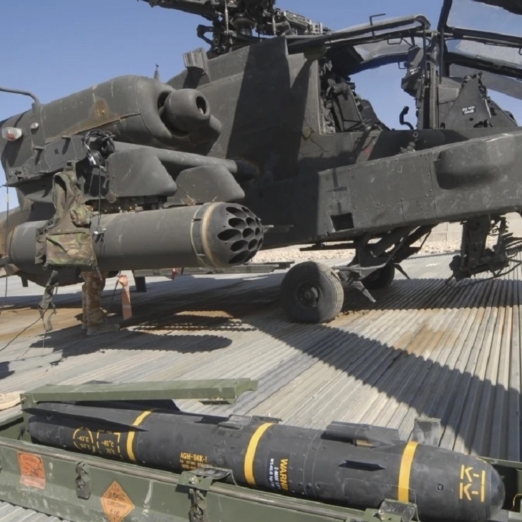 Mỗi chiếc Apache có thể mang theo tối đa 16 tên lửa chống tăng Hellfire.
