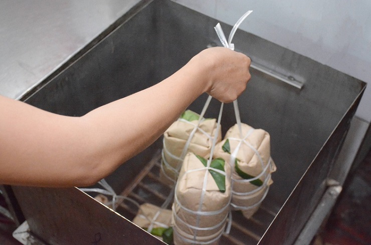 Những ngày cận Tết, người người nhà nhà nơi đây tất bật làm giò chả truyền thống 