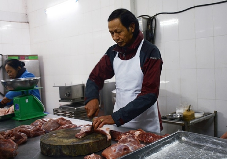 Nghệ nhân giò chả Nguyễn Đức Bình chia sẻ một số đặc điểm về nghề làm giò chả Ước Lễ