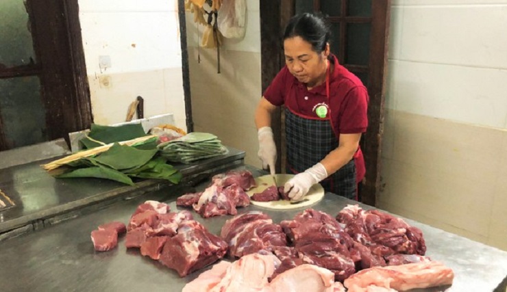 Để làm được cây giò ngon, người thợ phải đặt phần thịt mông, thịt còn tươi mới tạo được độ kết dính