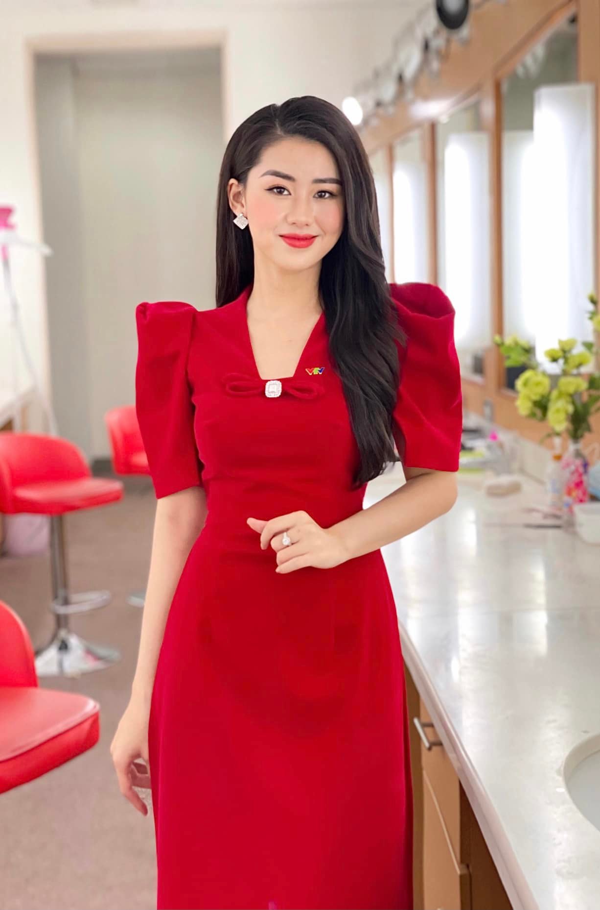 Khi dẫn sóng, Ngọc Mai lựa chọn những chiếc váy có gam màu tươi tắn, thiết kế kín đáo và có độ ôm vừa phải.