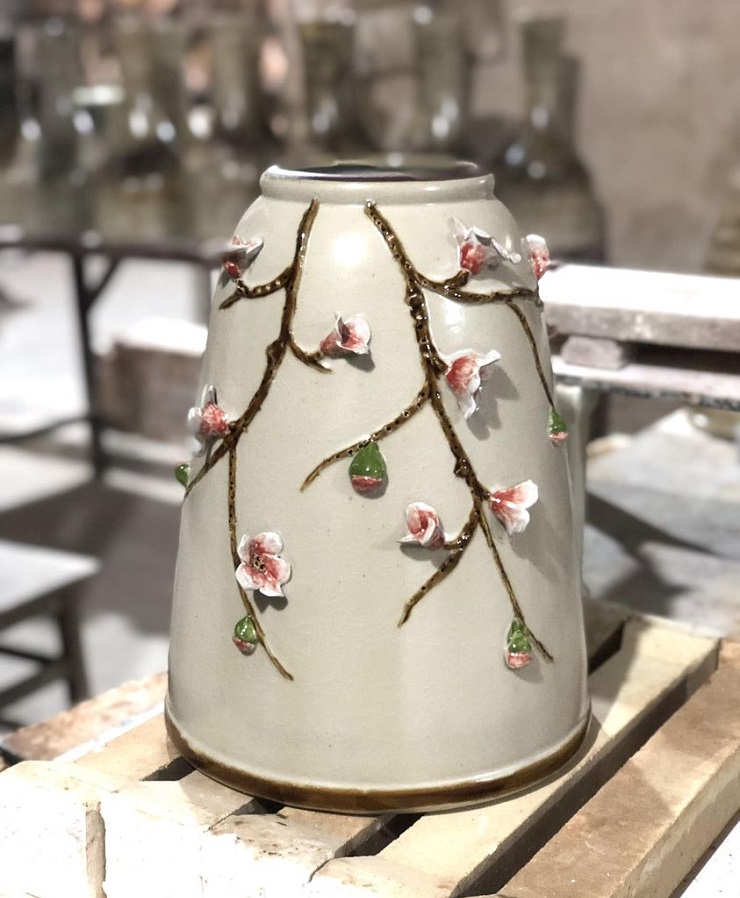 Một chiếc bình gốm nở hoa