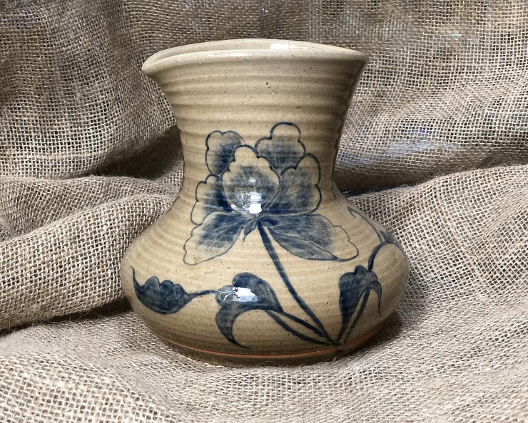 Những bình gốm nghệ thuật với hình dáng và nét vẽ tinh tế