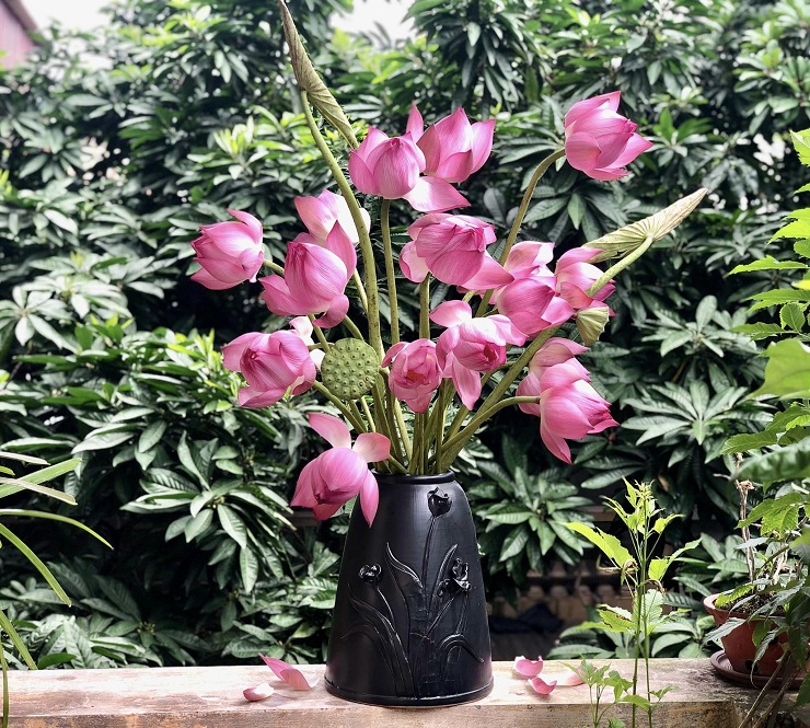 Hoa như đẹp hơn khi được cắm trong những bình nghệ thuật