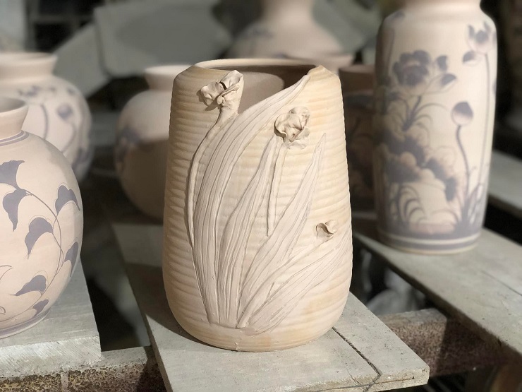 Theo nghệ nhân Lê Tuyết,&nbsp;hành trình từ đất đến một chiếc bình gốm là một chặng đường khá dài