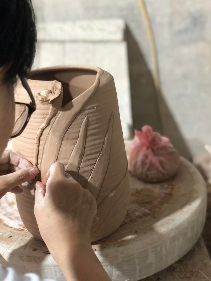 Mỗi bình gốm nghệ thuật “lên đồ” tốn bao nhiêu công sức? - 4