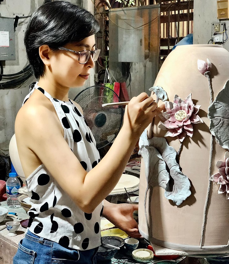 Nghệ nhân gốm sứ Lê Thị Ánh Tuyết (xã Bát Tràng, Gia Lâm, Hà Nội)