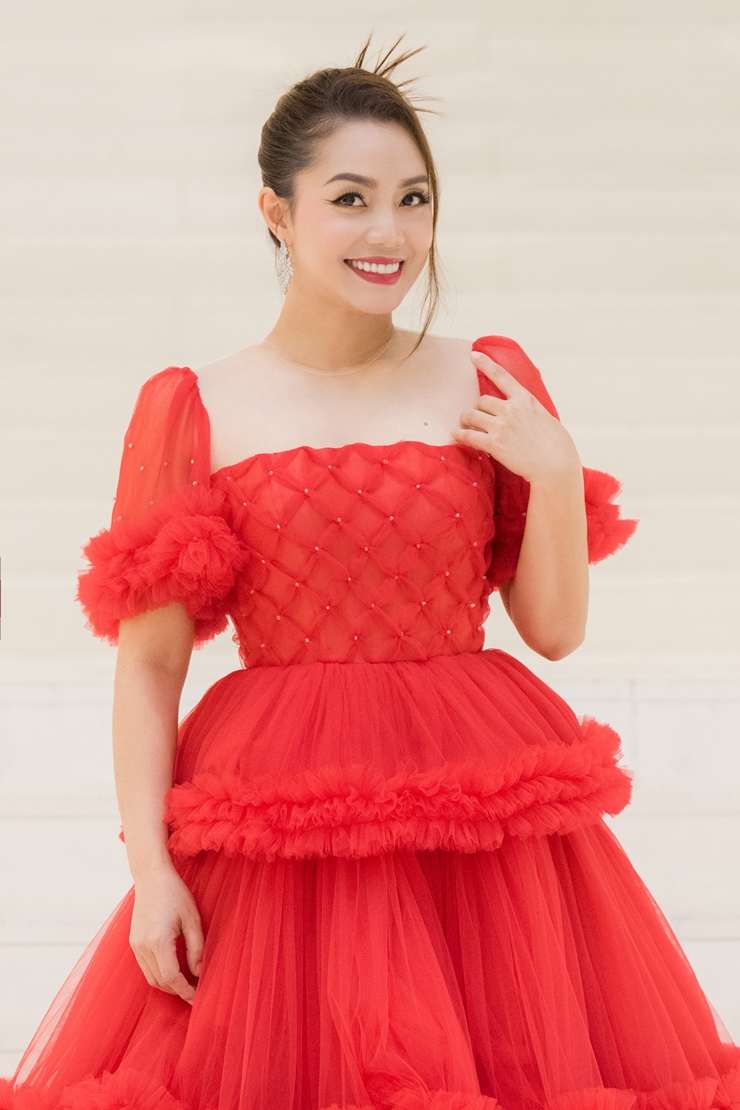 Nguyễn Ngọc Anh đẹp ngọt ngào và quyến rũ hát chương trình “Xuân quê hương” - 1