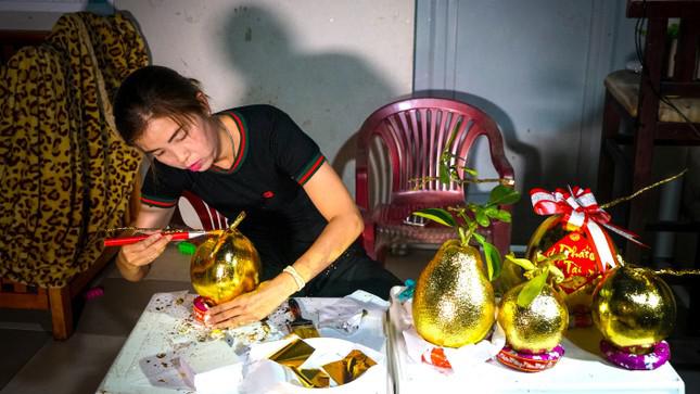 Tùy theo kích thước trái, sẽ phải dùng khoảng 50 – 55 miếng lá vàng (loại lá khổ 9x9cm) để phủ đều lên bề mặt.