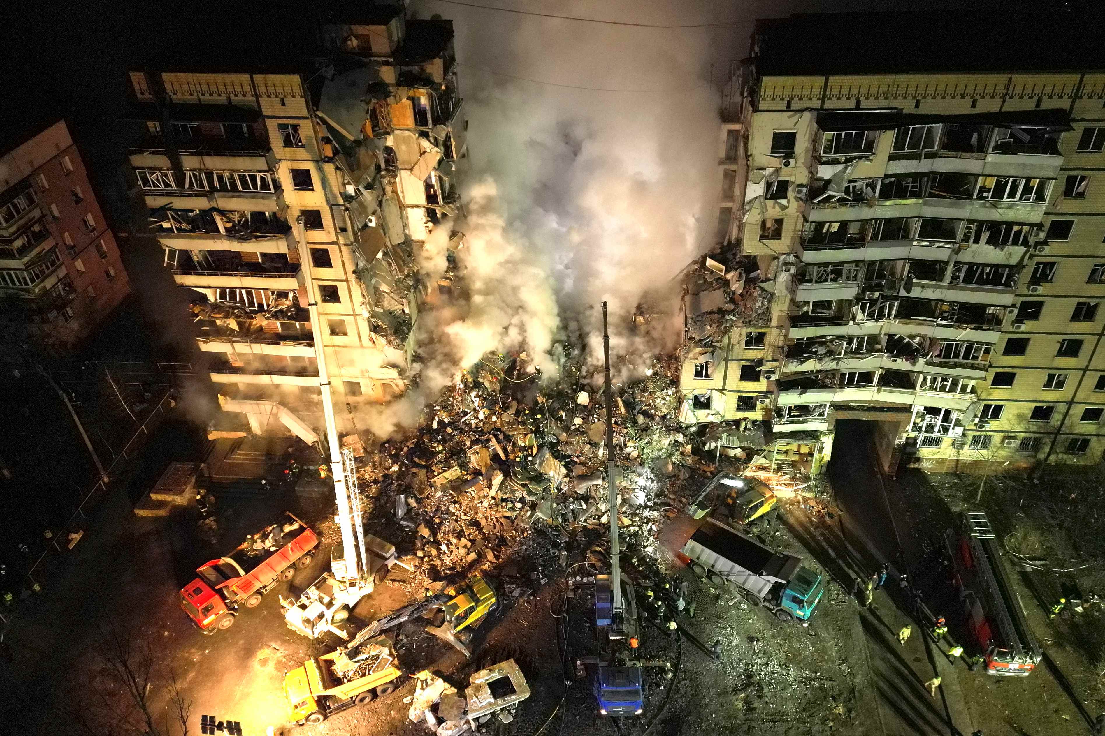 Tòa chung cư 9 tầng ở thành phố Dnipro bị sập do trúng tên lửa (ảnh: Reuters)