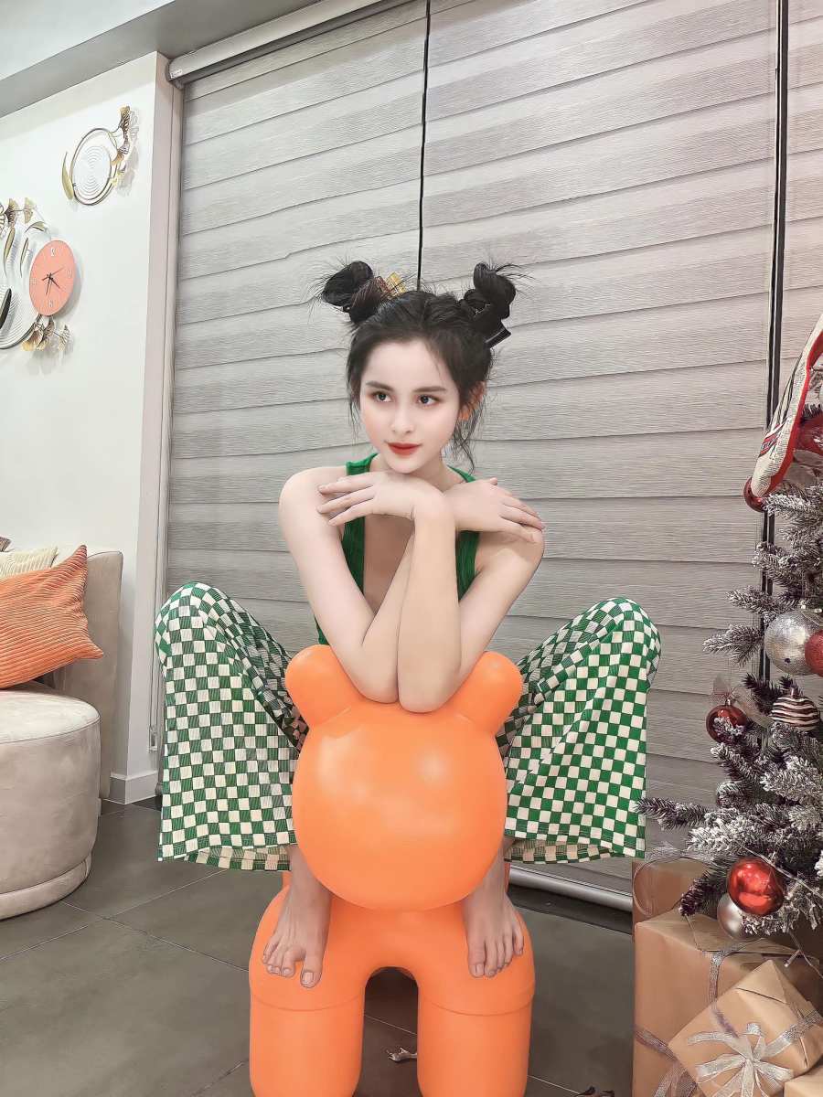 Tường Vi luôn giữ được gương mặt như em bé.