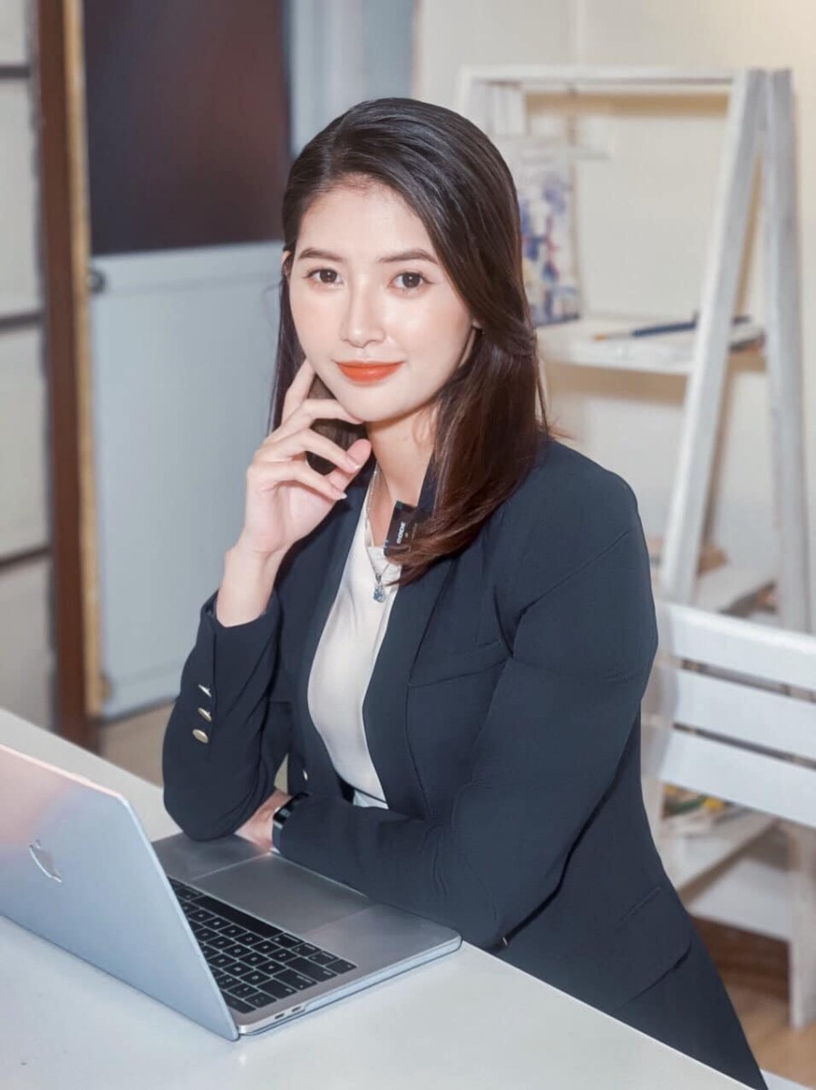 Trang phục của biên tập viên truyền hình phải đẹp, lịch sự, văn minh, đúng thuần phong mỹ tục... Hạn chế mặc những trang phục có hoạ tiết kẻ vì gây nhiễu sóng, không mặc trang phục màu xanh lá vì trùng với màu phông nền. Đồ trang sức phải nhỏ nhắn, trang điểm không quá đậm... vì dễ khiến khán giả mất tập trung khi xem. Mặc đẹp không chỉ cho bản thân, đó còn là sự tôn trọng mà các biên tập viên muốn dành cho khán giả.