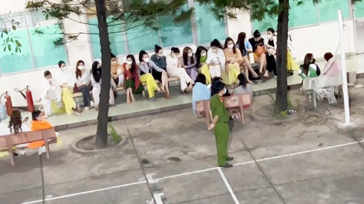 Có khoảng 100 nữ tiếp viên được xác định sẵn sàng đi bán dâm.