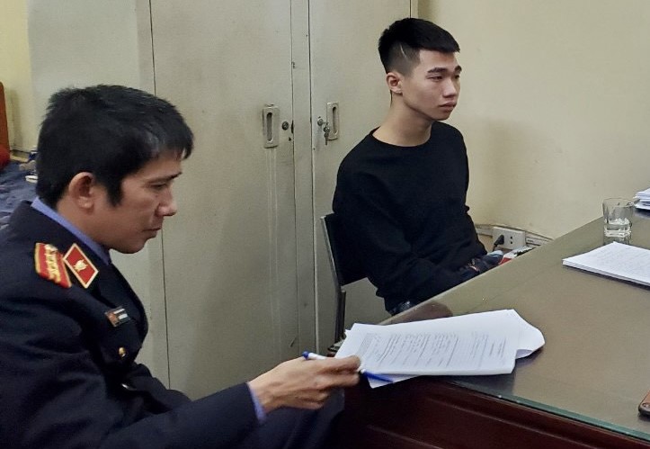 Lê Nguyễn Minh Tuấn tại trụ sở công an.