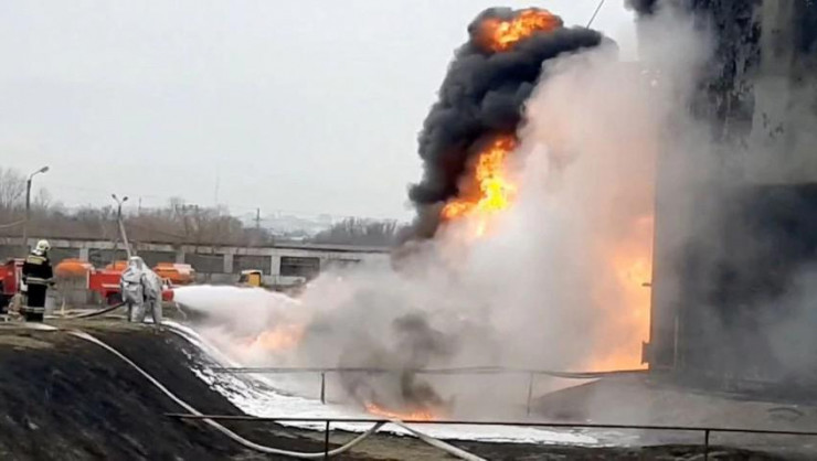 Đám cháy tại một kho nhiên liệu ở vùng Belgorod (Nga) ngày 1-4-2022. Ảnh: REUTERS