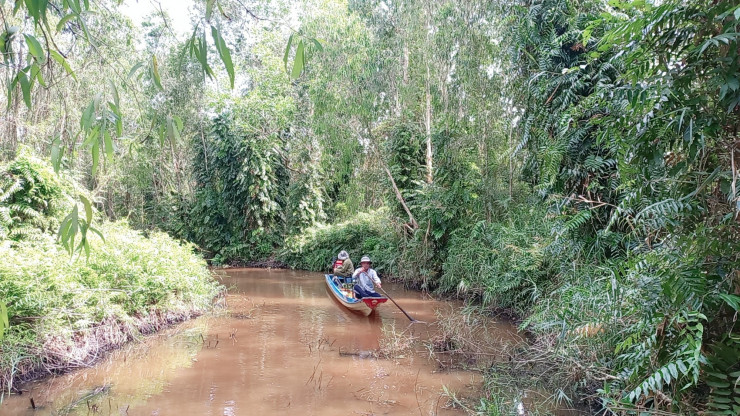 Người dân di chuyển bằng vỏ lãi để chọn điểm đặt lọp