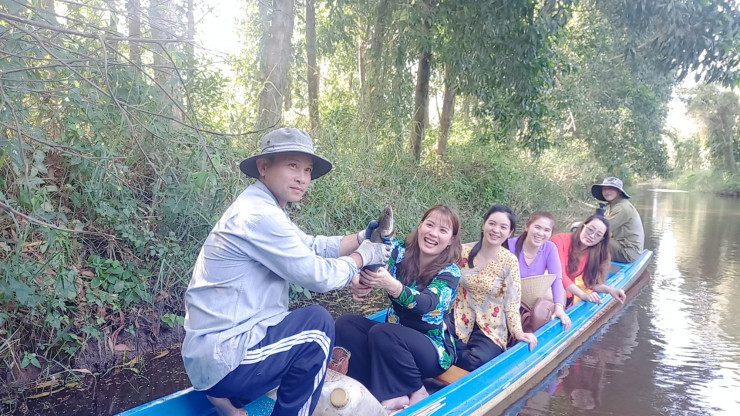 Du khách cùng người dân thăm lọp