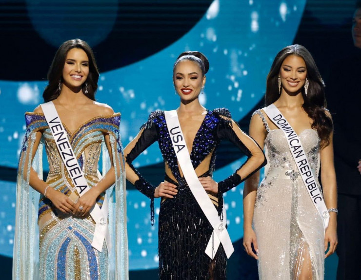 Hoa hậu Mỹ cùng hai á hậu trong phần trả lời ứng xử top 3.