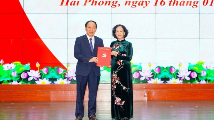 Bà Trương Thị Mai trao quyết định cho ông Lê Tiến Châu