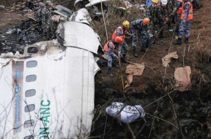 Đội cứu hộ đưa thi thể một nạn nhân từ dưới hiện trường vụ máy bay rơi. Ảnh - Reuters