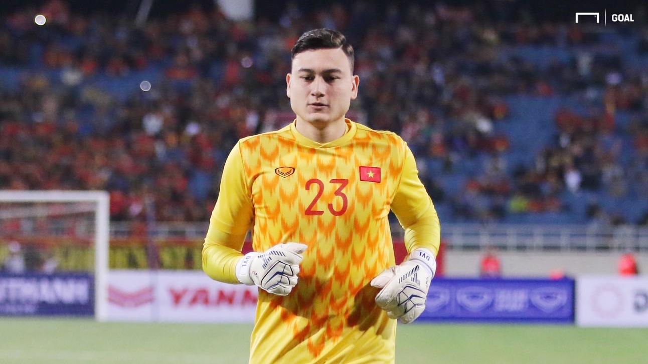 Văn Lâm mặc áo màu vàng trong trận lượt đi AFF Cup 2022. Cũng trong trận này, anh để thủng lưới 2 bàn, chấm dứt chuỗi giữ sạch cầu môn từ đầu mùa giải.