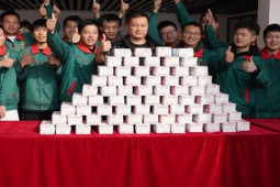 Kinh doanh - Cả làng hồ hởi đi nhận thưởng Tết, có hộ nông dân "ôm" hơn 2,5 tỷ đồng