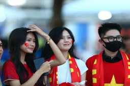 Bóng đá - Fan Việt Nam mang cúp vào sân Thái Lan, dàn người đẹp & Hòa Minzy háo hức cổ vũ