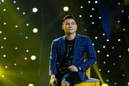 Kinh doanh - Ca sĩ "Chiếc khăn gió ấm" là cổ đông lớn, cổ phiếu công ty lên đỉnh 9 tháng