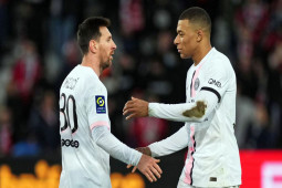 Bóng đá - Messi - Neymar kiến tạo cực đỉnh, Mbappe 3 lần bỏ lỡ gây sốc: Fan tố chiêu trò