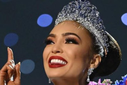 Thời trang - Lùm xùm mua giải của tân Hoa hậu Hoàn vũ