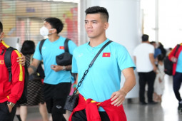Đàn ông - Bật mí chiếc túi hàng hiệu Tiến Linh đeo khi ra sân bay sang Thái đá chung kết