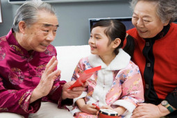 Bạn trẻ - Cuộc sống - Con nhận lì xì rồi trề môi chê ít khiến bố mẹ ngượng "chín mặt"