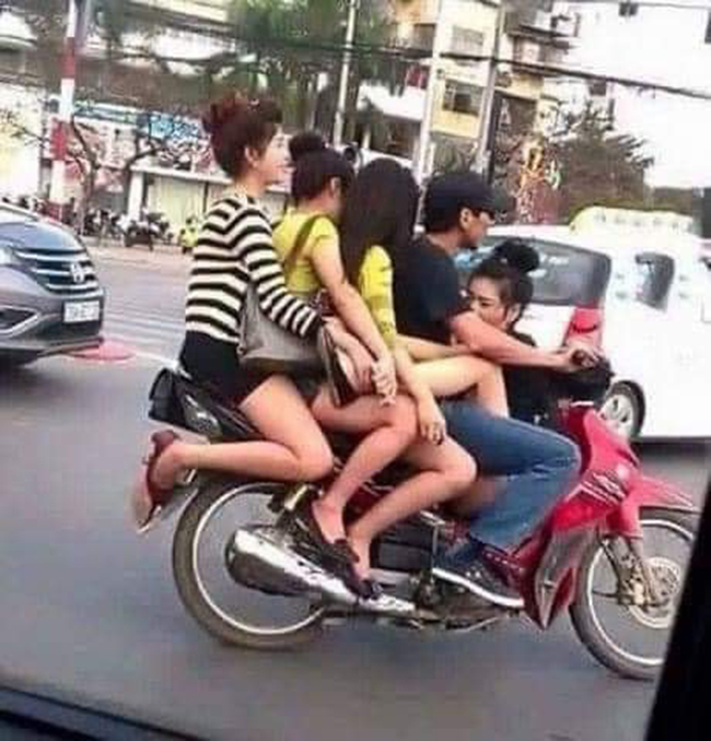 Người đi đường hoang mang với &#34;người vận chuyển&#34;.
