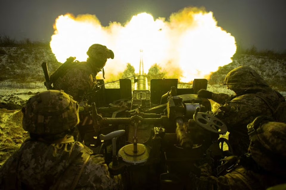 Binh sĩ Ukraine nã pháo ở thành phố Bakhmut (ảnh: Reuters)