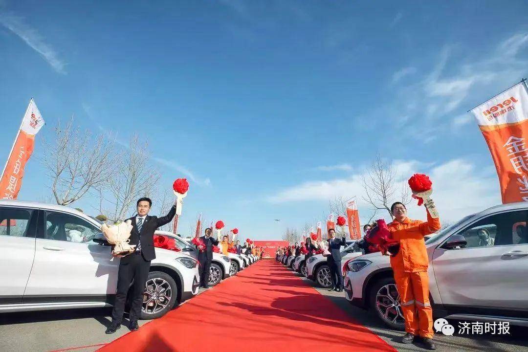 Công ty suốt 15 năm thưởng Tết nhân viên xuất sắc bằng... ô tô - 2